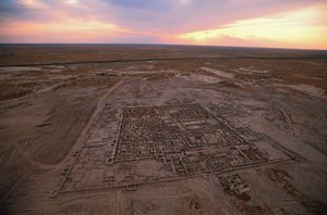 Luftfoto av utgravningsstedet; Oxus-sivilisasjonen; Turkmenistan; Gonor Depe-området; Victor S…, 2004 (bilde) av Kenneth Garrett