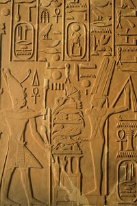 Detalj av relieff fra Senusret I#39;s hvite kapell i Karnak, Midtre rike; Avbilder Horu…, 2001 (foto) av Kenneth Garrett