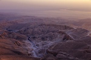 Kongenes dal i Egypt, nær Luxor, med Nilen i bakgrunnen, Det nye kongeriket, Egypt, 2001 (bilde) av Kenneth Garrett