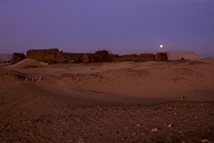 Fullmånenedgang over Shunet av Khasekhemuy, Abydos, Egypt, 2005 (bilde) av Kenneth Garrett