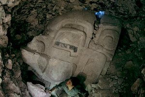 Stor tidlig førklassisk stukkaturmaske, Cival, Holmul, Guatemala, Maya, Francisco Estradabelli, 2008 (bilde) av Kenneth Garrett