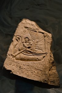 Gravstele i kalkstein som viser den avdøde, en ung gutt, liggende i en båt, romertid…, 2002 (bilde) av Kenneth Garrett