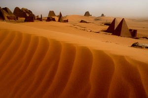 Meroe-pyramidene, Begarawiya-pyramidene, Sudan, Nubia, svarte faraoer, tredje mellomliggende…, 2007 (bilde) av Kenneth Garrett