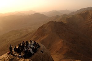 Pilegrimer samles på Sinai-fjellet der Gud talte til Moses, ifølge Bibelen, Judas evangelium ..., 2006 (bilde) av Kenneth Garrett