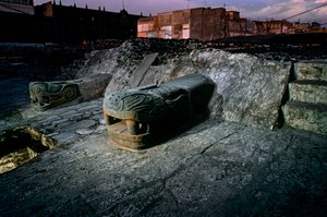Replika av slange på det store tempelet, Tenochtitlan, Templo Mayor, azteker, Mexico, Mexico by…, 2010 (bilde) av Kenneth Garrett