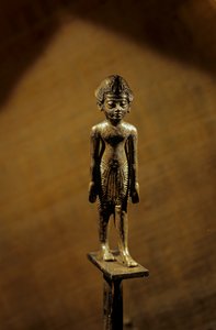 Sølvstav med figur av farao, KV 62, 2007 (bilde) av Kenneth Garrett