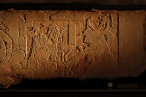Tronbenk i Tempel 21, utskjæring av kong Akhal Mo Nab, Palenque, Mexico, 2005 (bilde) av Kenneth Garrett