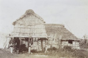 Ainu lagerhus med Ainu-barn, ca. 1890-tallet (gelatinsølvtrykk) av Kenzô Tamoto