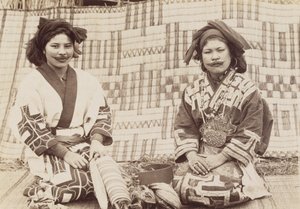 Ainu kvinner, ca. 1890-tallet (gelatinsølvtrykk) av Kenzô Tamoto