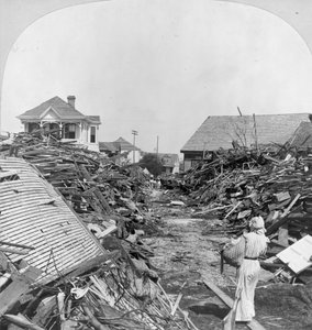 En passasje gjennom rusk, nord på 19th Street, Galveston av Keystone View Company