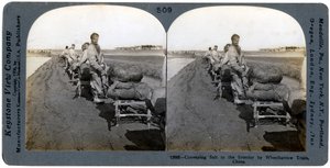Transport av salt til interiøret med trillebårtog, Kina, 1906 av Keystone View Company