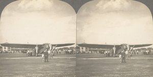 Gruppe av 3 sterografvisninger av luftfart, inkludert Wright-brødrene, 1900-1929. av Keystone View Company