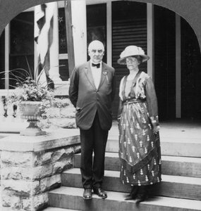 President og fru Harding i deres hjem, Marion, Illinois, USA, c1921-c1923 av Keystone View Company