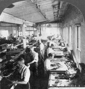 Arbeidere som skjærer skinn til sko på en fabrikk, Lynn, Massachusetts, USA, 1900-tallet