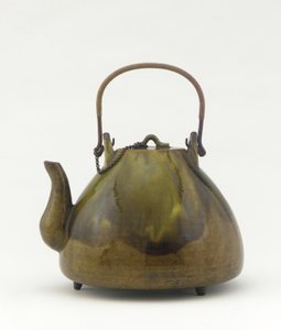 Minato ware tekanne, tekanne (dobin), midten av 1800-tallet (keramikk med blyglasurkobberkjede, kobber- og rottinghåndtak) av Kichibei Ueda