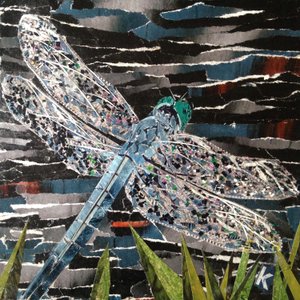 Dart - Emperor Dragonfly ved elvebredden av Kirstie Adamson