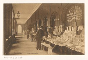 Bokstall av Aaron Eliazer van Kollem i Oudemanhuispoort Amsterdam Old Manhuispoort (tittel på objekt) av Knackstedt and Näther