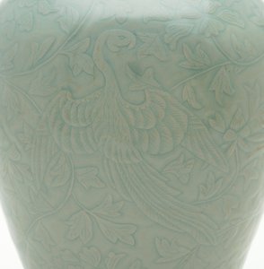 Flaske (maebyeong) med utskåret og innskåret design av to fønikser og peonvinranker, midten av 1100-tallet (steintøy med celadon-glasur) av Korean School