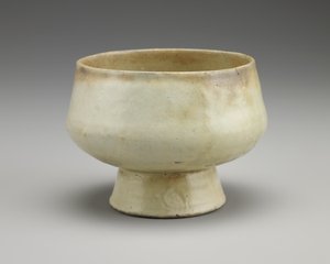 Skål på høy fot, andre halvdel av 1500-tallet (steintøy med dyppet hvit slip under klar glasur) av Korean School