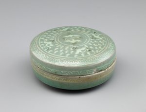 Dekket boks med innlagt design av kraner og skyer, andre halvdel av 1200-tallet (steintøy med hvite og svarte innlegg under celadon-glasur) av Korean School