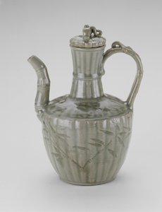 Ewer med bambusformet tut, riflete og blader (steintøy med celadon-glasur og underglasur, innskåret og utskåret dekorasjon) av Korean School