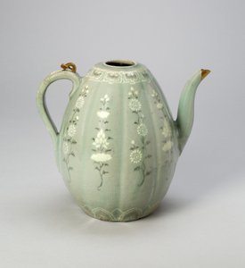 Melonformet ewer med stiliserte blomsterruller (steintøy med celadonglasur og underglasur innlagt dekor av svart og hvit leire, med gullreparasjon) av Korean School