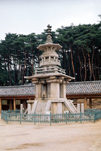 Tabo-tap (Pagoda of Prabhutaratna), en del av Pulkuk-sa tempelkomplekset, først bygget i 528, utvidet i 751 og gjenoppbygd etter en brann i 1612-59 av Korean School
