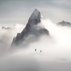 to personer på ski over et overskyet fjell 3