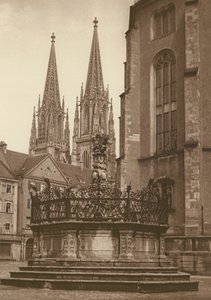Regensburg, fontene fra 1721 på Neupfarrplatz og katedraltårnene; Regensburg, fontenen (1721) i "Neupfarr Platz", og katedralen (s/hvitt foto) av Kurt Hielscher