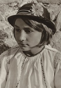 Romania: Dragus, bondepike (s/hvitt-bilde)
