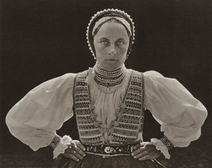 Romania: Acorn, saksisk kvinne (s/hv-bilde)