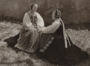Romania: Lechinta, Saxon girls in Sunday costume (b/w photo)   1410989   no       norwegian Successfully Translated  Original: Cavalry, Musician Translat: Cavalry, Musician 1248961 no norwegian Successfully Translated Original: Une Experience Culinaire: De