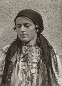 Romania: Tranebær, bondekvinne (s/hvitt bilde)