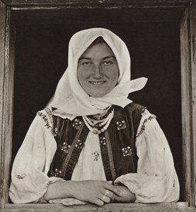 Romania: Oncesti, ved vinduet (s/hvitt-bilde) av Kurt Hielscher