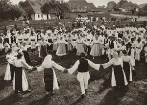 Romania: Rusu Bargaului, Hora (s/hvitt-bilde) av Kurt Hielscher
