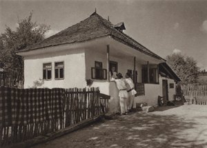 Romania: Voinesti, bondehus (s/hvitt bilde)