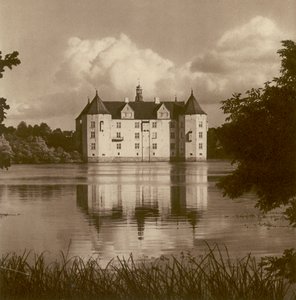 Schloss Glucksburg nær Flensburg (Schleswig); Glucksburg slott nær Flensburg (Schleswig) (s/hvitt bilde) av Kurt Hielscher