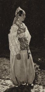 Jugoslavia: Prizren, kvinner i nasjonal drakt (s/hvitt-bilde)