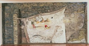 "Merzbarn" veggrelieff av Kurt Schwitters