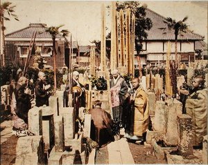 En japansk begravelse (håndfarget albumtrykk) av Kusakabe (attr. to) Kimbei