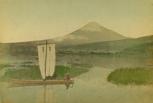 Japan: Fuji-Yama-fjellet (Fuji Yama) med en seilbåt i forgrunnen ved innsjøen Hokome