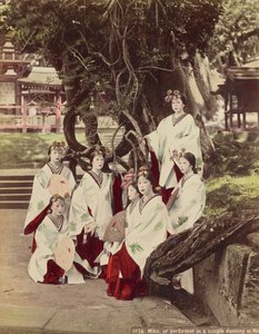 Miko, eller Performing in A Temple Dancing at Nara, ca. 1890