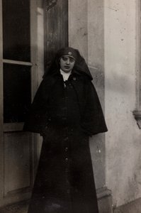Album av første verdenskrig i Friuli-Venezia Giulia: portrett av Røde Kors-sykepleier Elena Bianconcini ved Villa Brazzà, hjemmet til 17 av krigssykehuset i Soleschiano Manzano (s/hv-bilde) av L. Verdiani