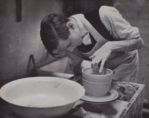 Keramikk på Eton (s/hvitt bilde) av Laszlo Moholy Nagy