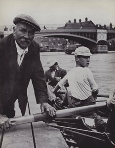 Rafts, Eton, Froggie overvåker ombordstigningen (s/hvitt bilde) av Laszlo Moholy-Nagy