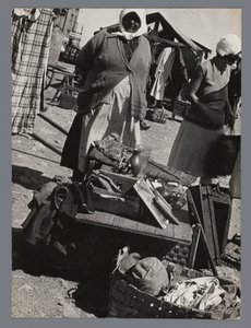 Loppemarked i Turku, Finland Marktweiß i Åbo (Turku) Finland (tittel på objekt) av Laszlo Moholy Nagy