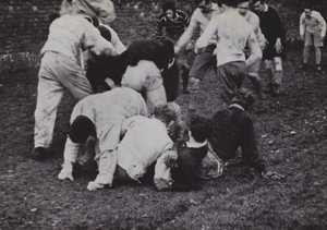 The Wall Game, Eton (s/hvitt bilde) av Laszlo Moholy Nagy