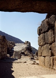 Utsikt over smuget fra Løvenes port: stedet for den gamle byen Mykenes, på Peloponnes (1500-1100 f.Kr.) Hellas