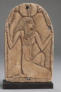 Plakett av Maat (fajanse) (se også 325655, 325656 og 325658) av Late Period Egyptian