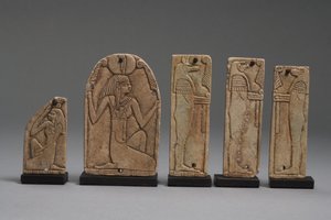 Plaketter av Maat, Nephthys og sønner av Horus, sendynastisk periode (fajanse) (se også 325656, 325657 og 325658)